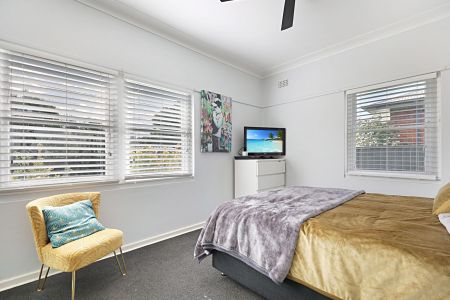 Three Bedroom Family Home - Photo 2