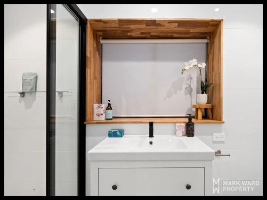 “MODERN 4-BED RESIDENCE IN SALISBURY: A PERFECT BLEAND OF STYLE AND COMFORT” - Photo 1