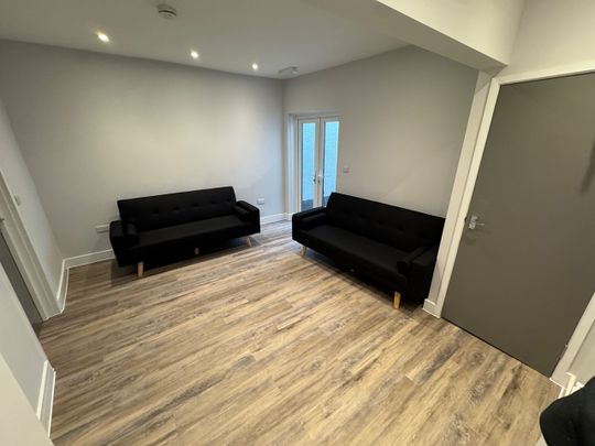 Room in a Shared House, Middle Street, SO14 - Photo 1