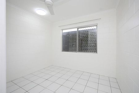 Freshly Painted - Tiled & AirConditioned - Large Patio - Garage - Photo 4