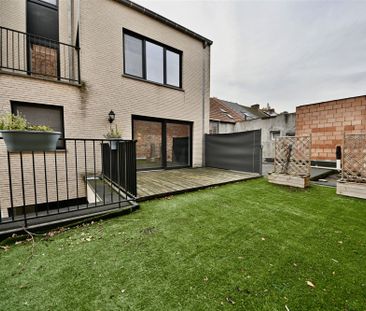 Appartement met 2 slaapkamers, terras en staanplaats. - Photo 1