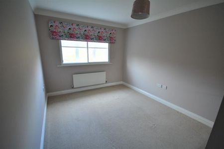 2 bedroom Flat To Let - Photo 3