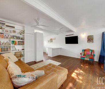 CHARMING HOME WITH BEAUTIFUL ESTABLISHED GARDENS! - Photo 5