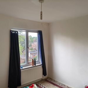 2 Bed Flat, Turnpike Link, CR0 - Photo 3