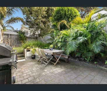 Free Standing 3 Bedroom House in a Quiet Tree Lined Street - Photo 6