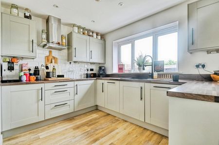 4 bedroom House To Let - Photo 3