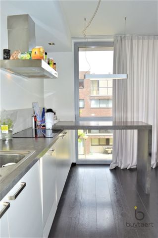 Modern instapklaar twee slaapkamer appartement met zonnig terras en last but not least een parking! - Foto 3