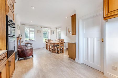 4 bedroom detached bungalow to rent - Photo 4