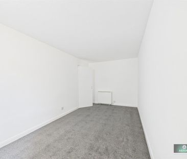 Hayling Court, Broadfield - Photo 5