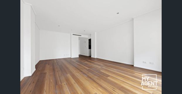 Luxurious 3-Bedroom Apartment with Premier Amenities - Photo 1