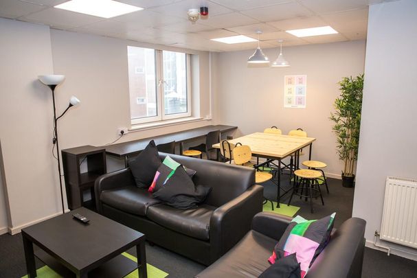 1 bedroom in a flat share to rent - Photo 1