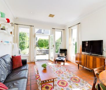 Gorgeous home with modern extension - Photo 1