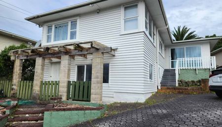 NEW WINDSOR, 4 BEDROOMS - Photo 2