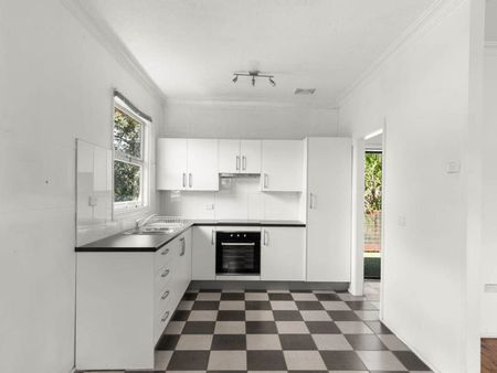 LOCATION, LOCATION! - Photo 4