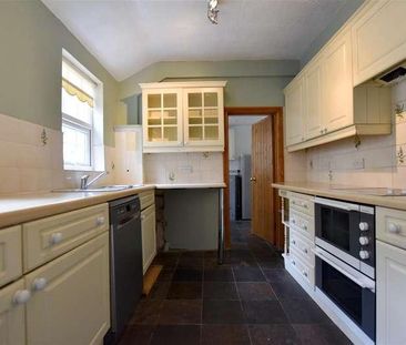 Kings Avenue, Redhill, RH1 - Photo 1