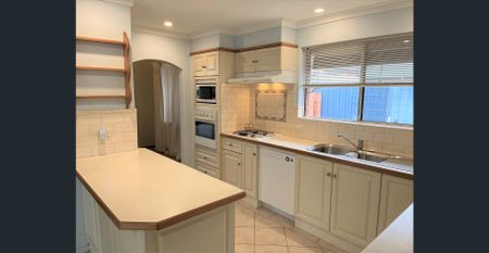 A Duncraig Classic with a Private Poolside Escape - Photo 4