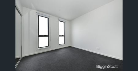 Spacious 5-Bedroom Townhouse Sanctuary - Photo 4
