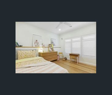 STYLISH FAMILY HOME - Photo 3