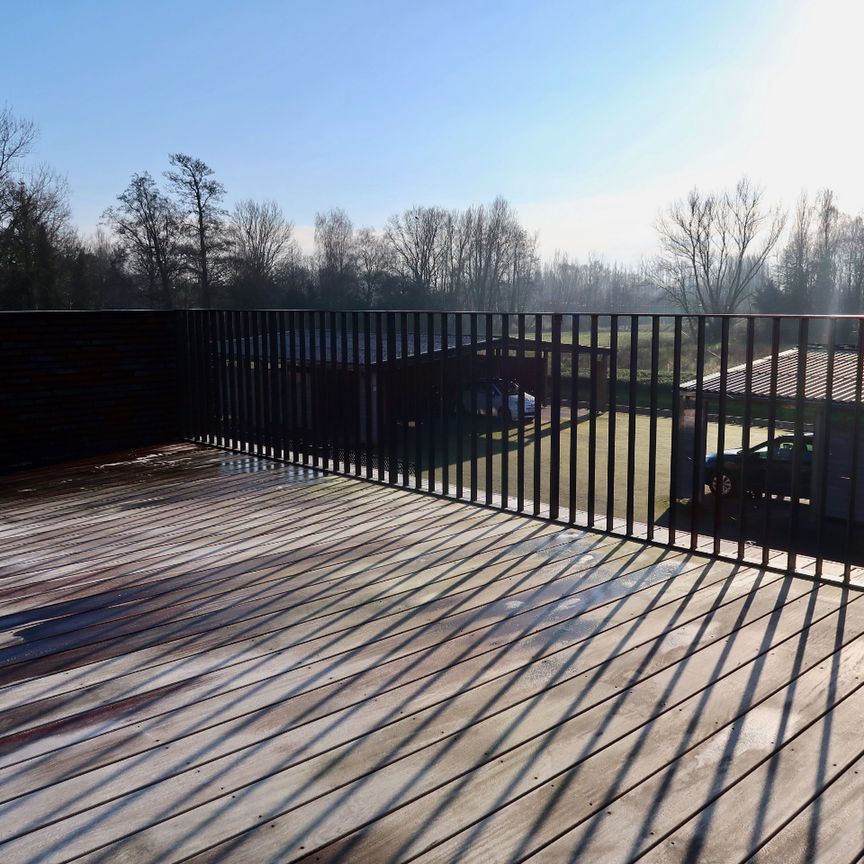 Ruim energiezuinig appartement met twee slaapkamers, groot terras en carport! - Photo 1