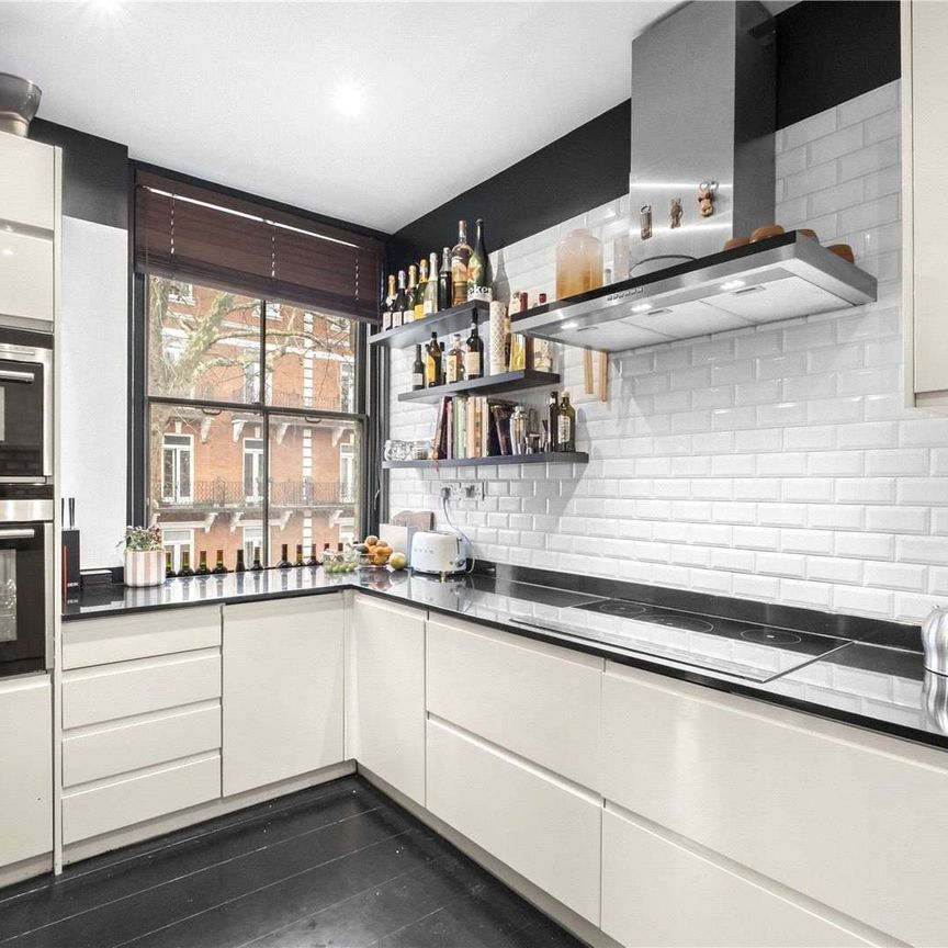 A three double bedroom, three-bathroom lateral second floor flat. - Photo 1