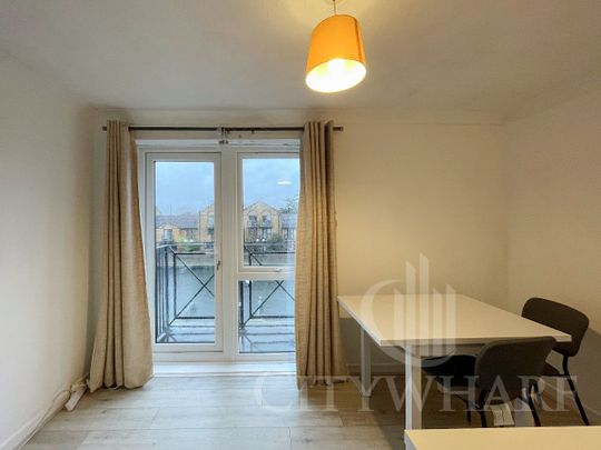 Falcon Way, London - Photo 1