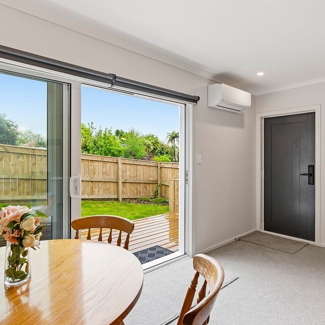 Sunny, west facing, low maintainance - Photo 1