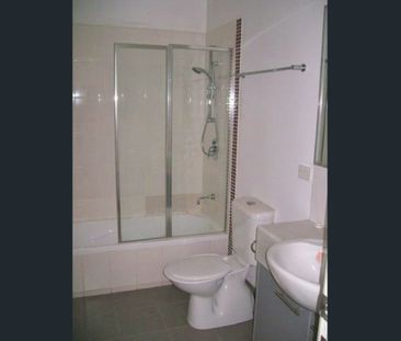 2 Bedroom, 2nd floor apartment close to trains, parks, and race course - Photo 2