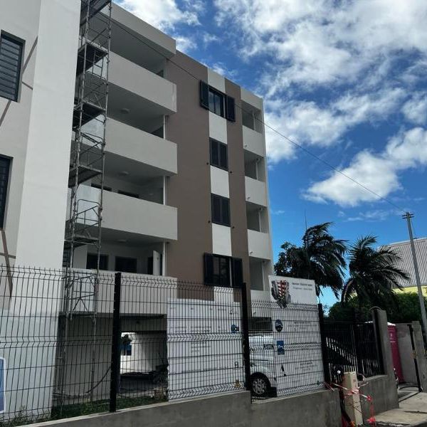 Location Appartement 3 pièces 69m² STE CLOTILDE 97490 - Photo 2