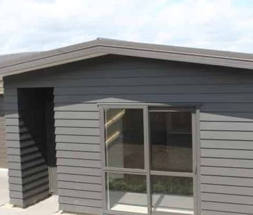 Modern Three-Bedroom Duplex in Huntington - Photo 4