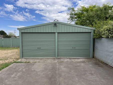 Spacious Three Bedroom Family Home - Double Shed, Generous yard and Alfresco. - Photo 3