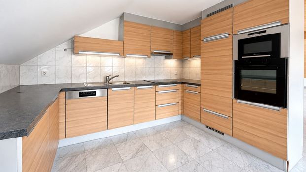 Grosszügige 4.5-Zimmer-Dachwohnung mit Cheminée & 2 Balkonen - Photo 1