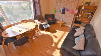 4 bedroom House in Headingley Crescent, Leeds - Photo 5