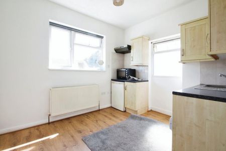 Studio to rent - Photo 2