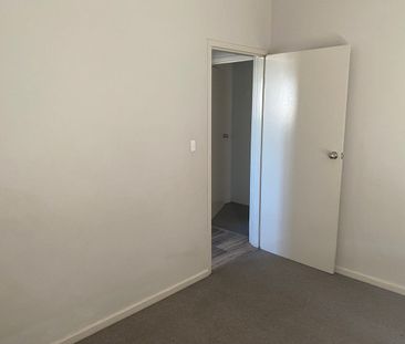 Stylish Ground Floor Unit – Family Friendly & Convenient - Photo 3