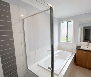 Spacious Family Living in a Prime Cranbourne West Location - Photo 5
