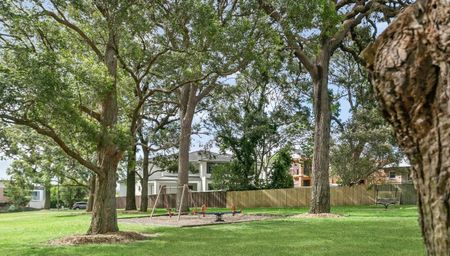 BEAUTIFUL FAMILY HOME, FULLY RENOVATED. - Photo 2