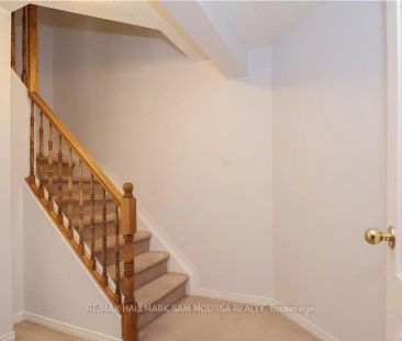 104 THORNBURY CRESCENT - Photo 3