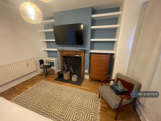 1 bedroom in a flat share to rent - Photo 1