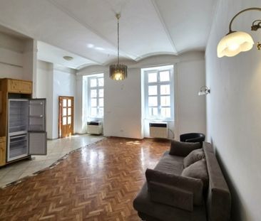 Kiadó belső udvari garzonlakás a belváros szívében!. - Photo 2