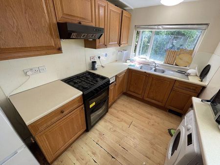 3 bedroom semi-detached house to rent - Photo 5