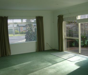 SMACK BANG IN THE HEART OF OREWA - WALK TO SHOPS! - Photo 1