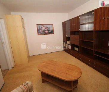 Pěkný udržovaný byt 2+kk v prvním patře panelového domu s výtahem v... - Photo 1