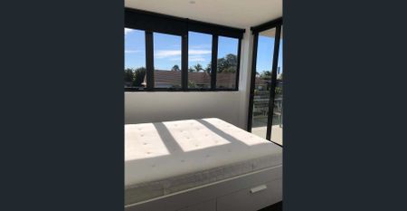 Furnished 2 Bed Stylish Modern Apartment - Photo 2