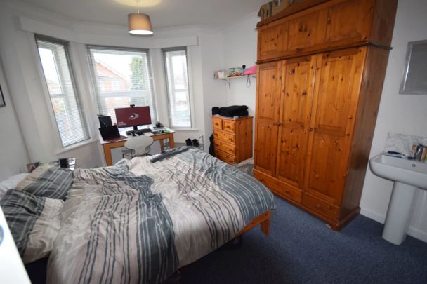 To Rent Madison Avenue, Springbourne, Bournemouth, BH1 £2,800 pcm Tenancy Info - Photo 1