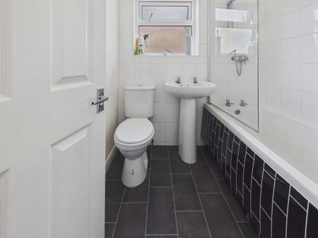 3 bedroom terraced house to rent - Photo 5