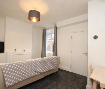 1 bedroom in a house share to rent - Photo 2