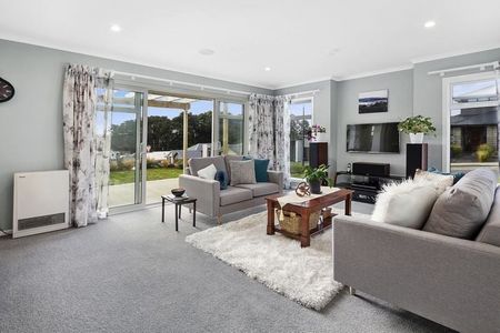 Aotea, 3 bedroom, large dining/study, water views - Photo 2