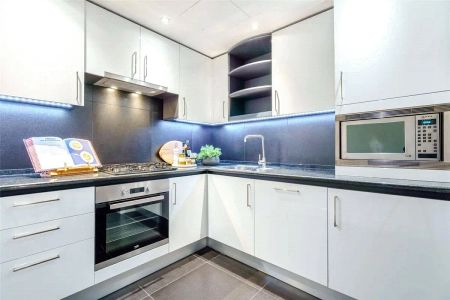 2 bedroom flat in Canary Riverside - Photo 2