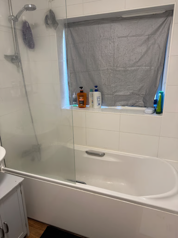 1 bedroom in a house share to rent - Photo 2