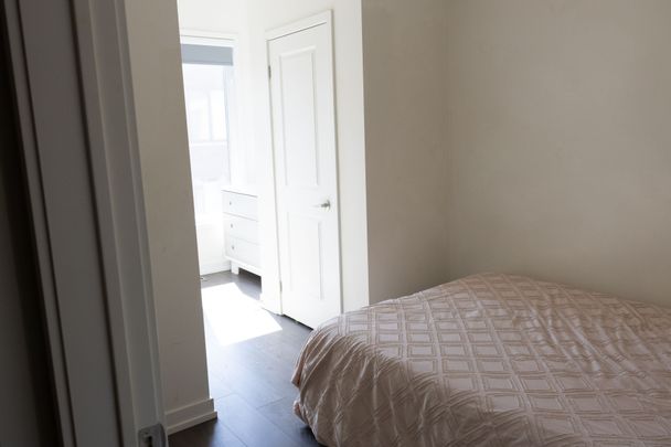 For Lease - 206 Huguenot Road, Oakville, Ontario - Photo 1